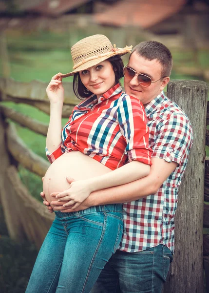 Familia esperando bebé — Foto de Stock