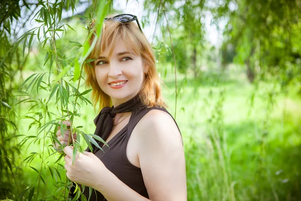 Donna sorridente all'aperto — Foto Stock