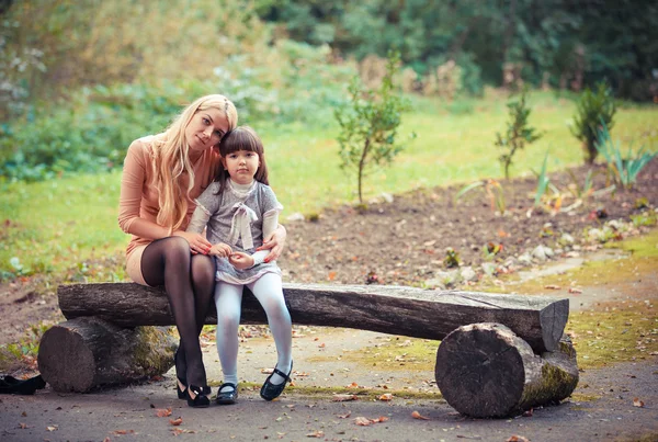 Mamma med dotter i park — Stockfoto