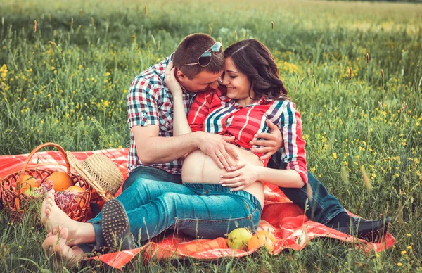 Homem com esposa grávida — Fotografia de Stock