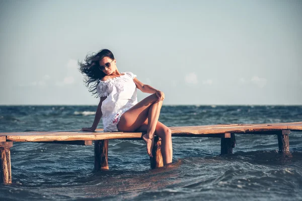 Mulher na praia — Fotografia de Stock