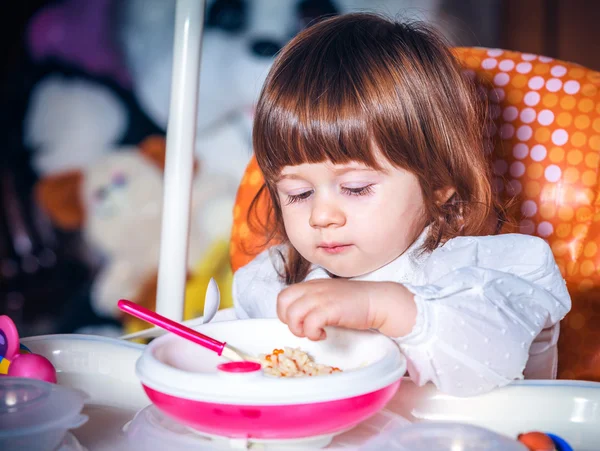 Comer bebé niña — Foto de Stock