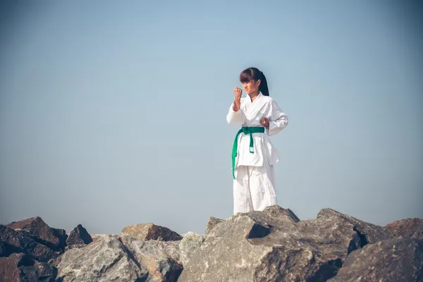 Dziewczyna treningu karate — Zdjęcie stockowe