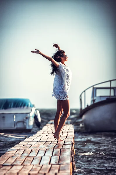 Woman   on  beach — Stock Photo, Image