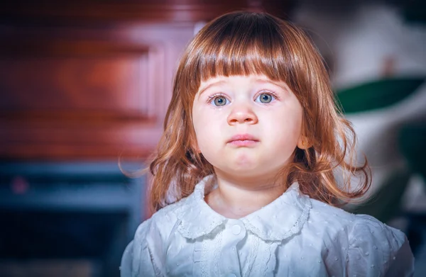 Плачу дитини дівчина — стокове фото