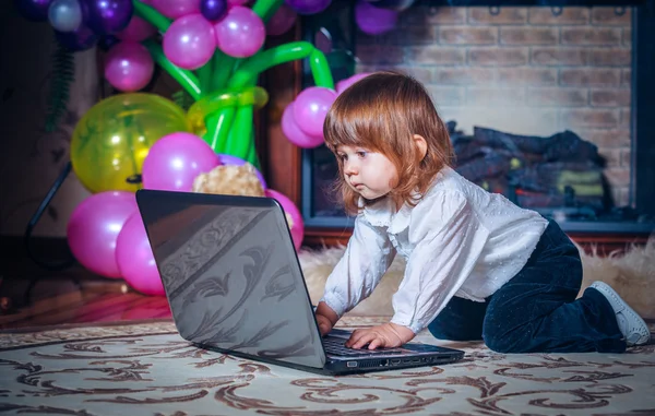 Babymeisje met laptop — Stockfoto