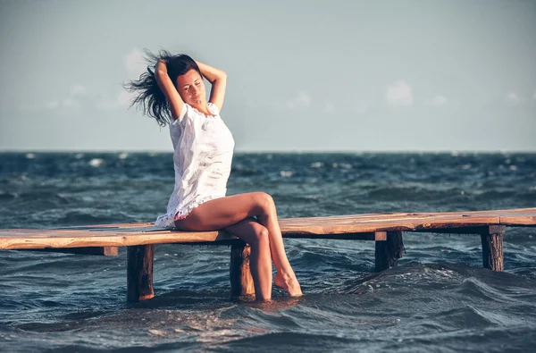 Femme sur la plage — Photo