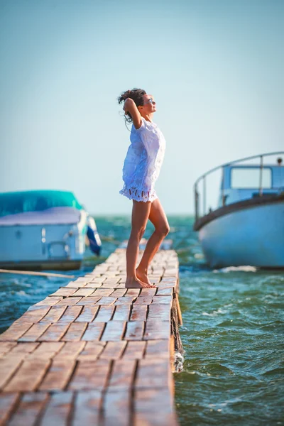 Vrouw op het strand — Stockfoto