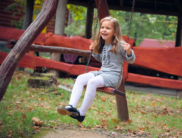 Chica sonriendo en swing — Foto de Stock