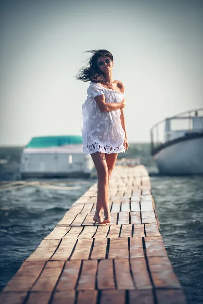 Woman   on  beach — Stock Photo, Image