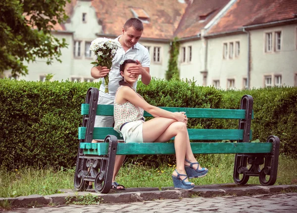 Giovane coppia nel parco — Foto Stock