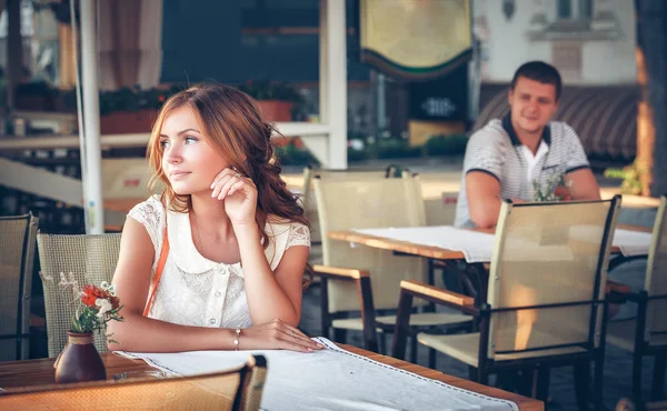 Pareja joven en la cafetería —  Fotos de Stock