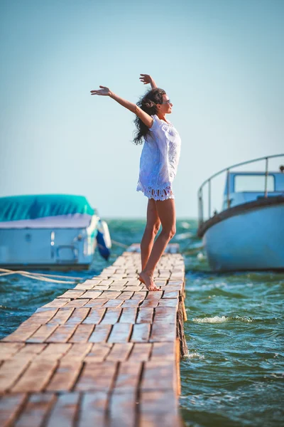 Woman   on  beach — Stock Photo, Image