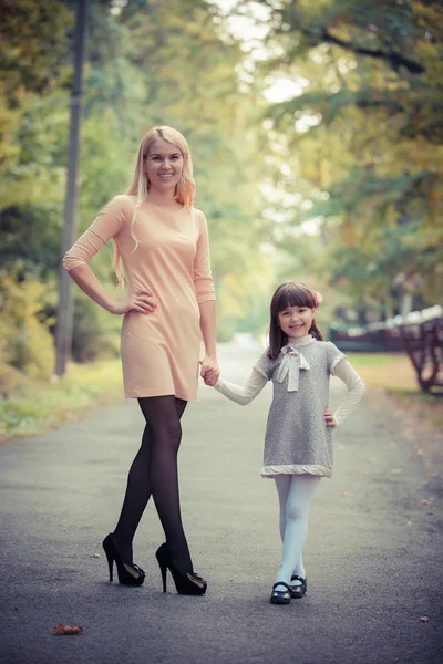 Madre con hija en el parque — Foto de Stock