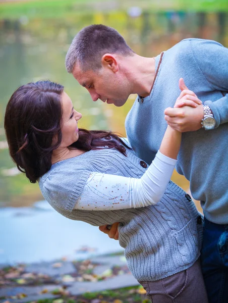 Couple in  autumn — Stock Photo, Image