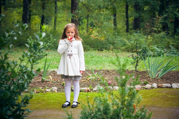 Ragazza mangiare mela — Foto Stock