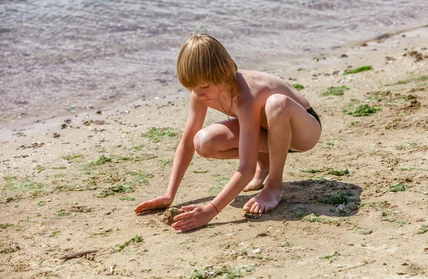 Barn på stranden — Stockfoto