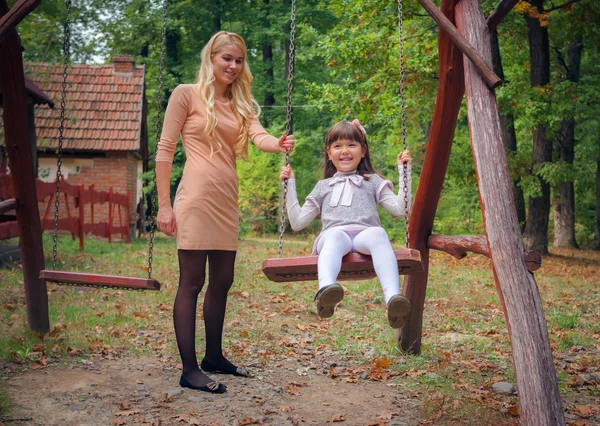 Moeder met dochter in park — Stockfoto