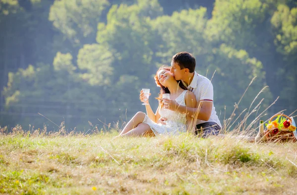 Paar op picnic — Stockfoto