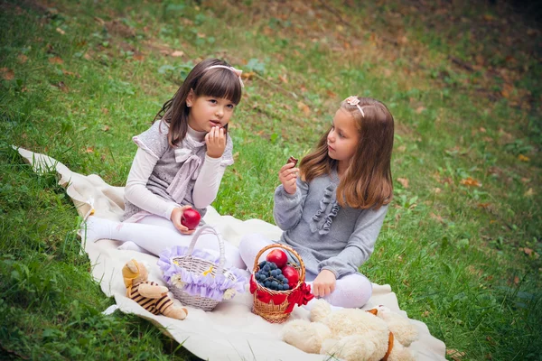 Vriendinnen in park — Stockfoto