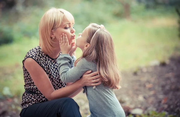 Mother with   daughter in park — Stock Photo, Image