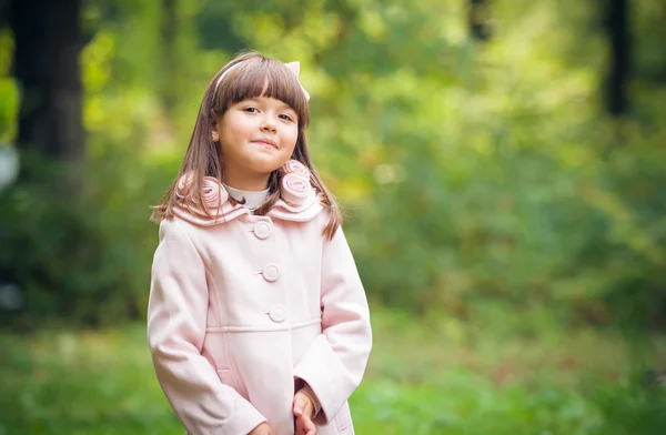 Маленькая девочка в парке — стоковое фото