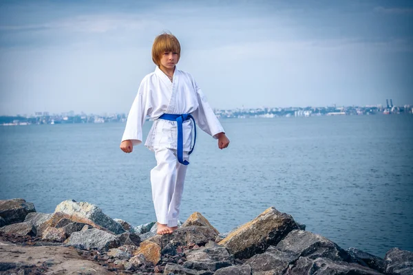 Ragazzo formazione karate — Foto Stock