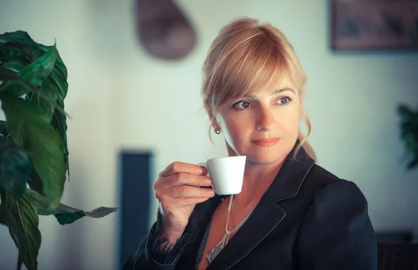 Junge Frau mit Kaffee — Stockfoto