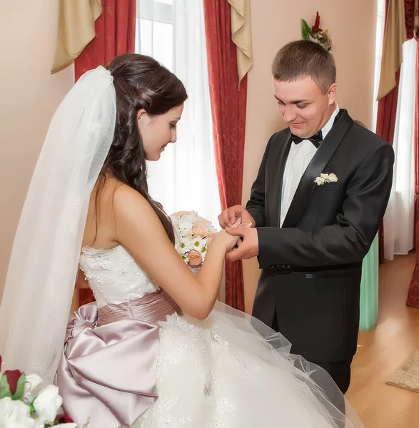 Groom put ring on bride — Stock Photo, Image