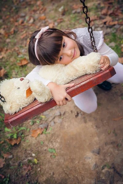 Menina e urso divertido — Fotografia de Stock