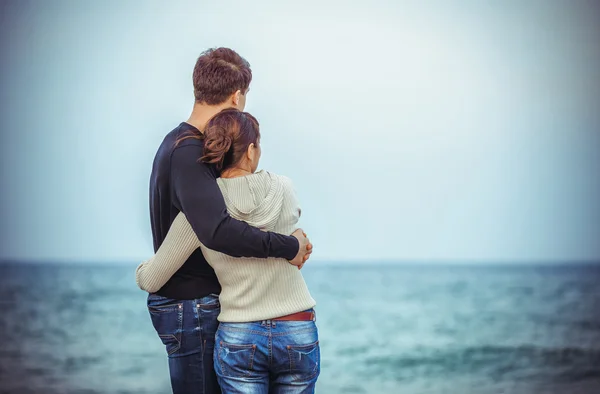 Pareja feliz en la playa — Foto de Stock