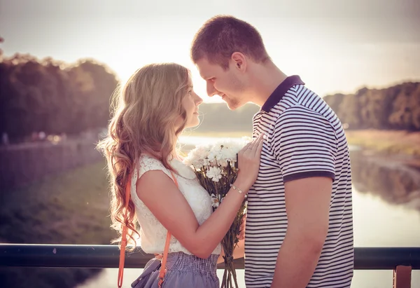 Amor jovem casal — Fotografia de Stock