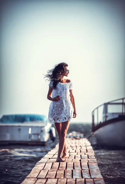 Mujer en la playa —  Fotos de Stock