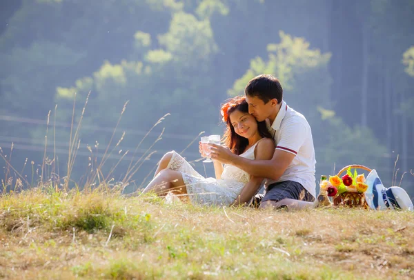 Casal no piquenique — Fotografia de Stock