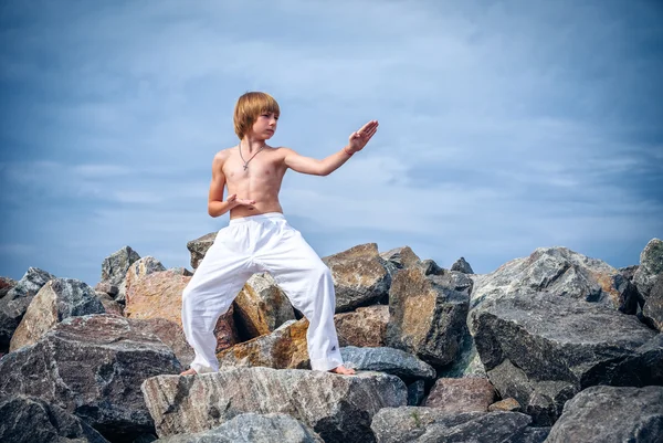 Niño entrenamiento karate — Foto de Stock