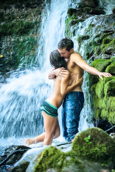 Casal sob cachoeira — Fotografia de Stock