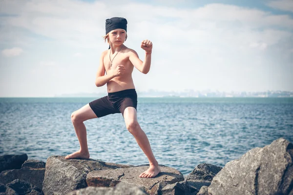 Junge trainiert Karate — Stockfoto