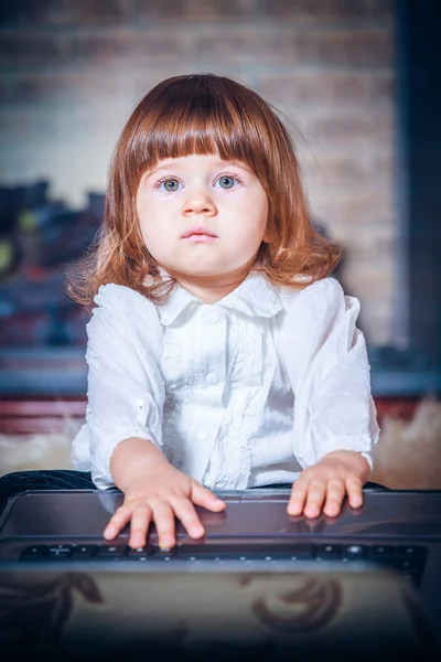 Flicka med laptop — Stockfoto