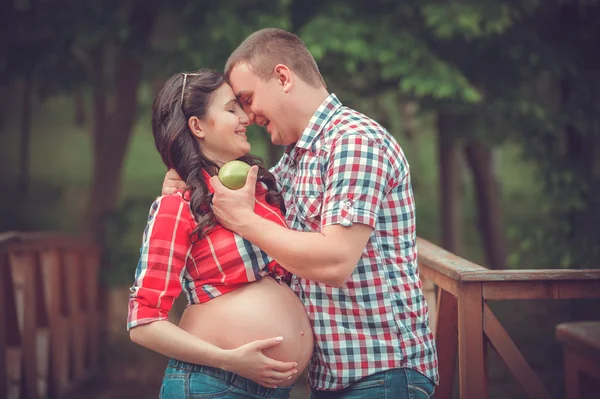 Gravid kvinna äter äpple — Stockfoto