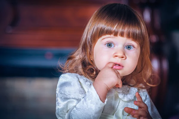 Bebé niña en vestido blanco — Foto de Stock