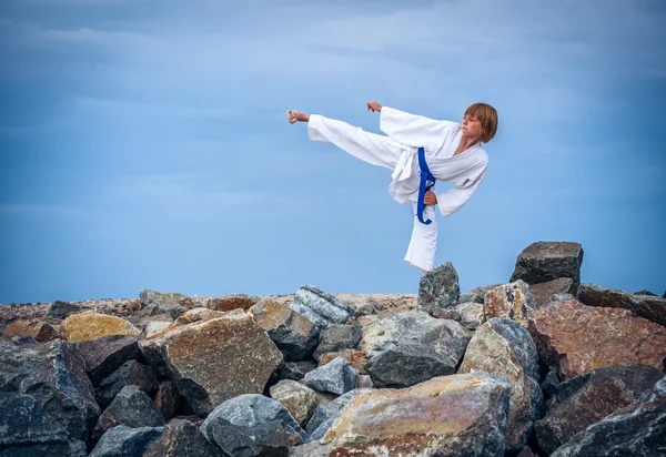 Niño entrenamiento karate — Foto de Stock