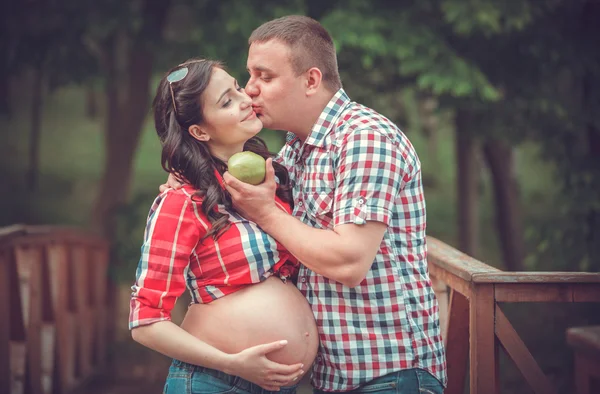 Mulher grávida comendo maçã — Fotografia de Stock