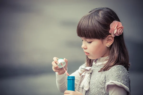 Κοριτσάκι φυσάει φυσαλίδες — Φωτογραφία Αρχείου