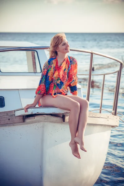 Chica en barco —  Fotos de Stock