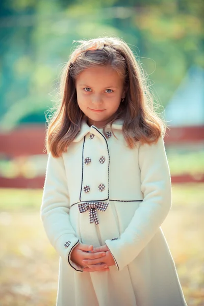 Smutná dívka v parku — Stock fotografie