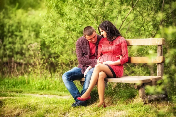 Homem com esposa grávida — Fotografia de Stock