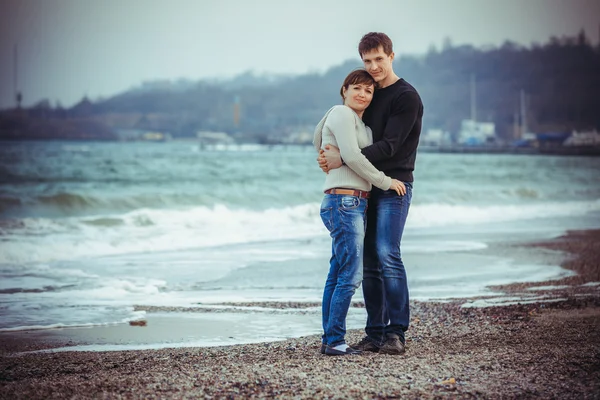 Couple heureux sur la plage — Photo