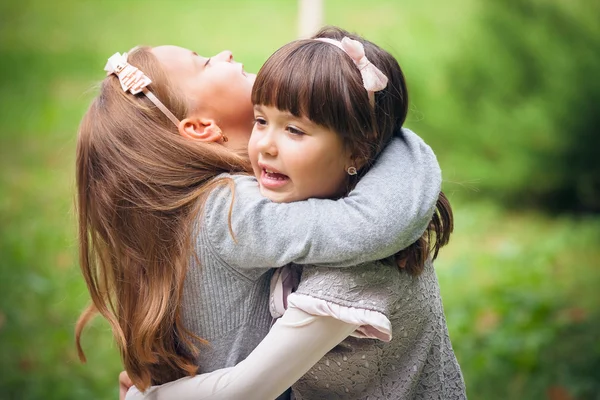 Vriendinnen in park — Stockfoto