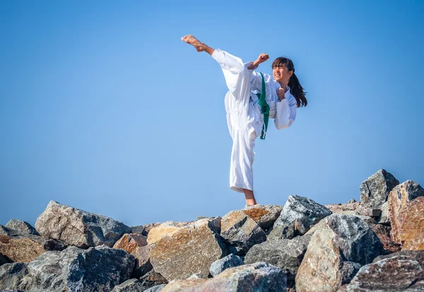 Девочка тренируется карате — стоковое фото