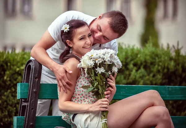 Pareja joven en el parque — Foto de Stock